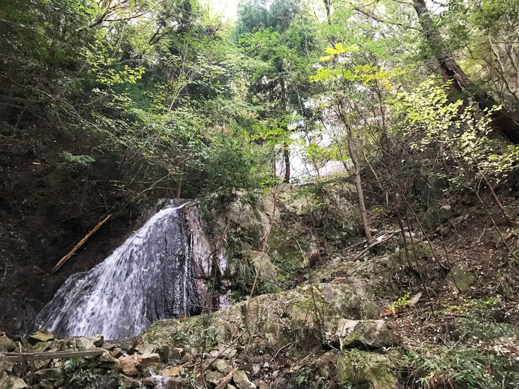 名前もわからない滝