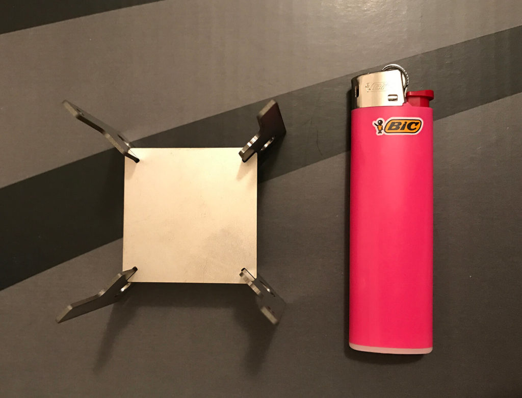 Quatro Stove とライターで大きさを比較