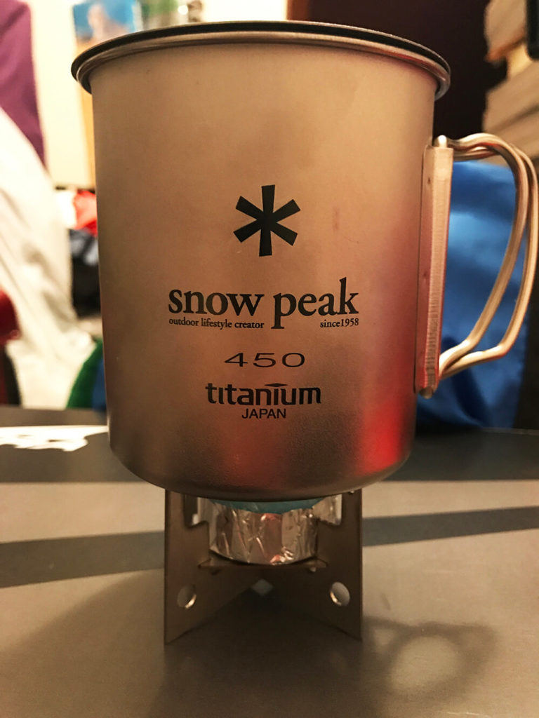 Quatro Stove にチタンシングルマグをのっけた様子。部屋の背景汚いからいずれ外でキレイな写真を撮る