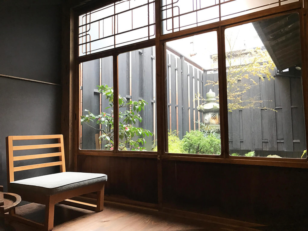 ただの部屋の一角なのに絵力がある