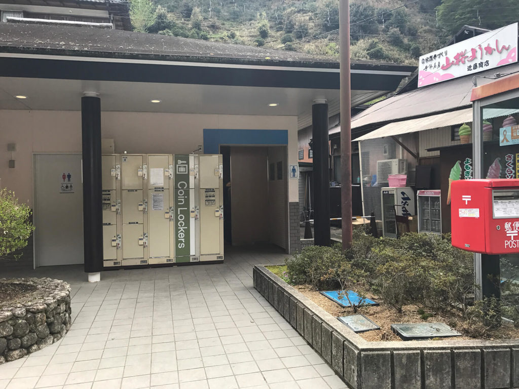 吉野駅降りてすぐにトイレあります