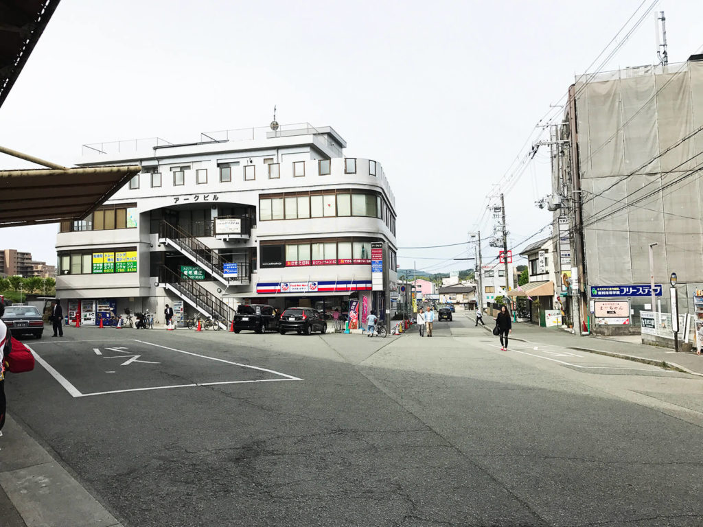 駅を出てすぐにバスのロータリがあってスーパーもある