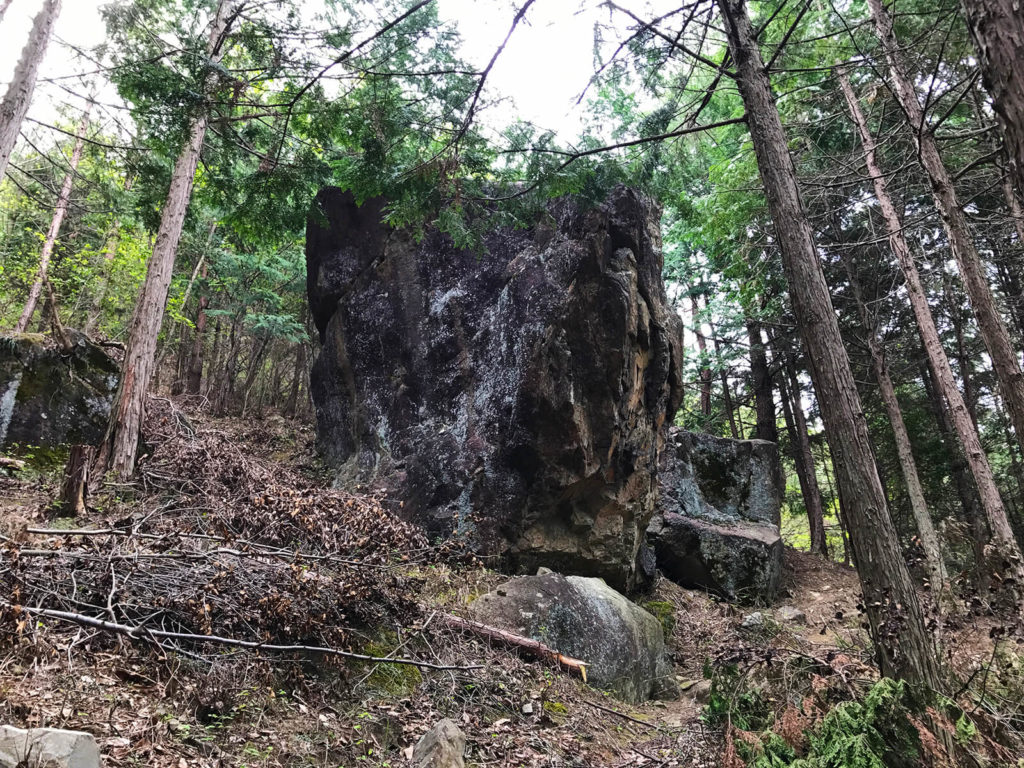 一つ目の岩
